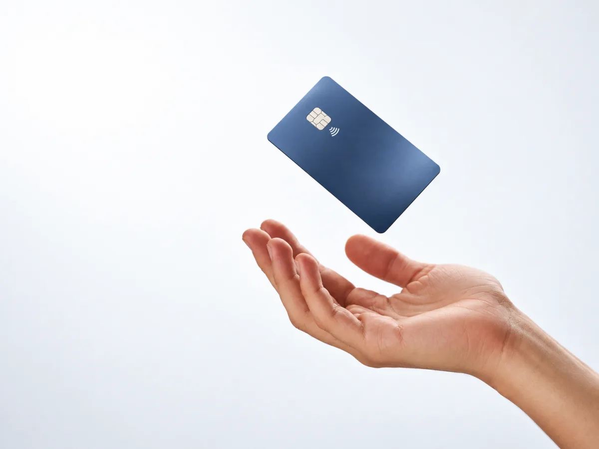Cartão virtual sem marca acima de uma mão